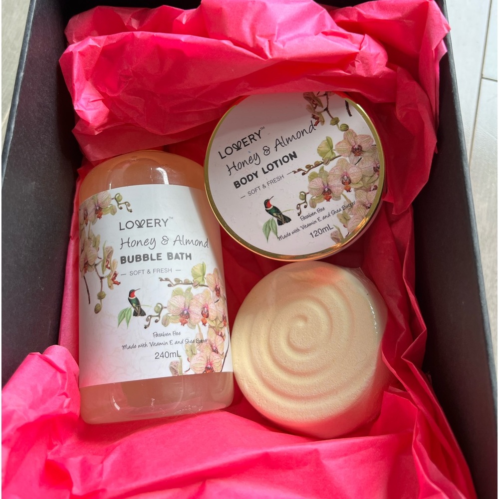 NWT Honey and Almond Luxury Spa Bath Trio
